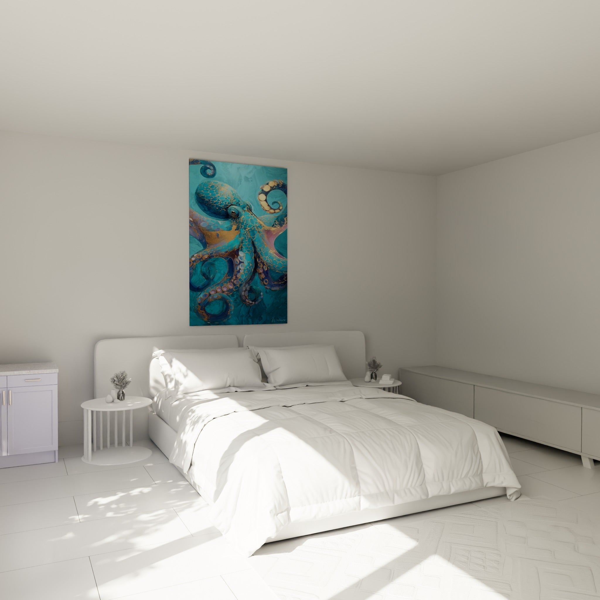 Créature marine turquoise et dorée aux ventouses violettes, accrochée au-dessus d'un lit dans une chambre claire