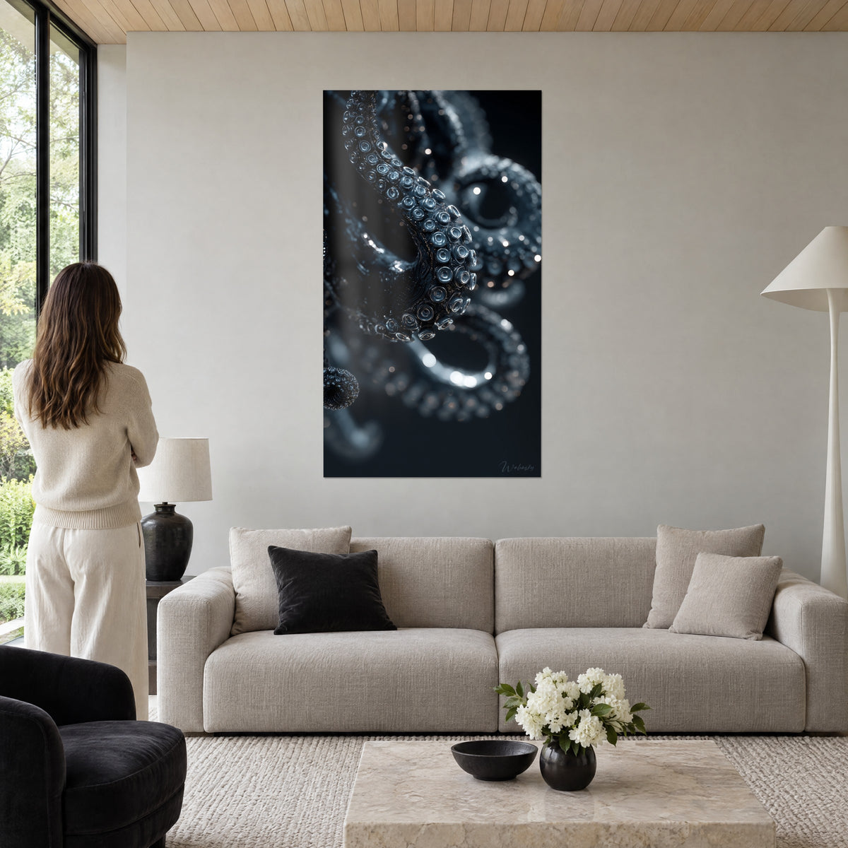 Schilderij octopus met zilveren zuignappen op zwarte tentakel, antracietkleurige achtergrond, boven een bank in een lichte woonkamer