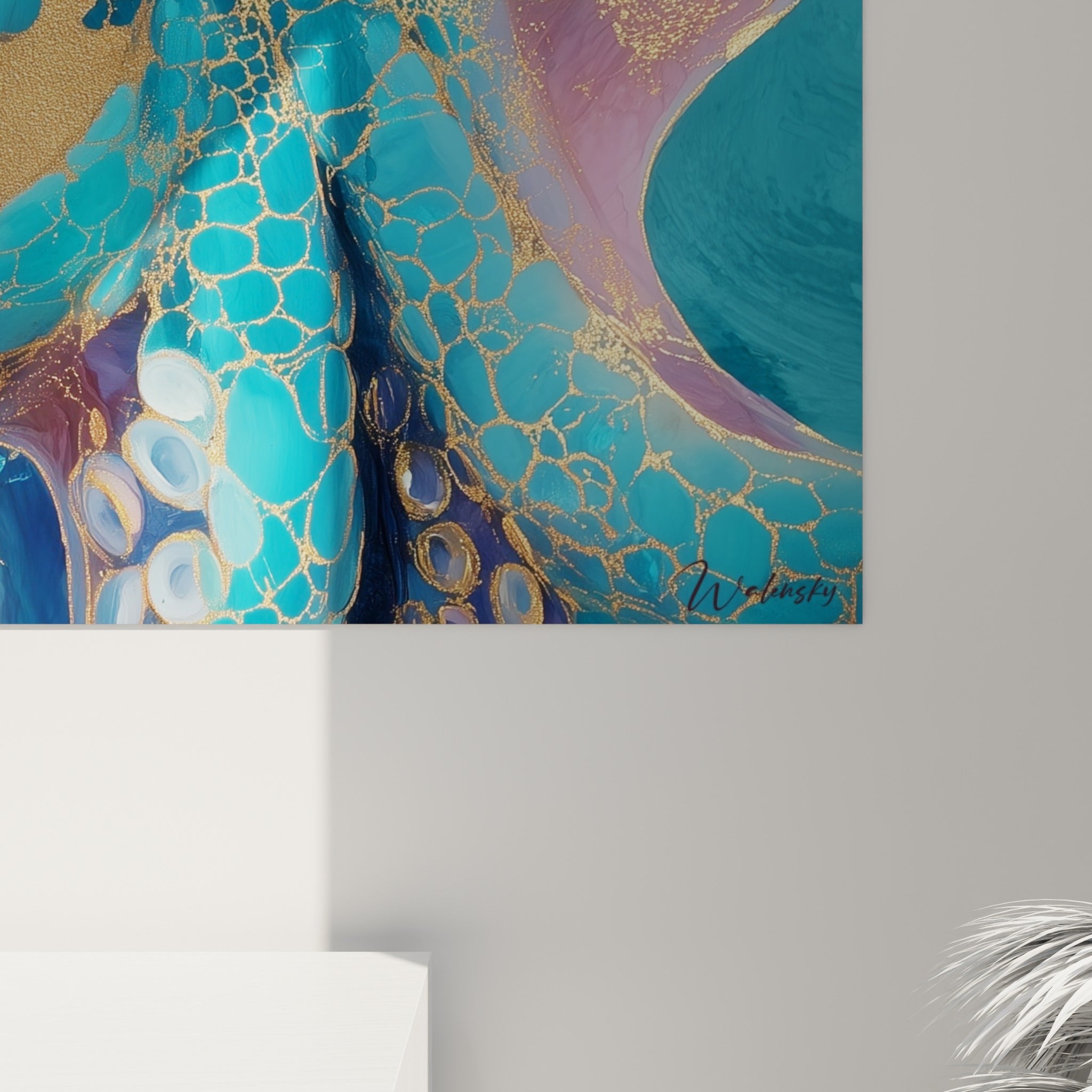 Détail des ventouses ambrées et de la texture nacrée bleu violet sur ce tableau poulpe accroché