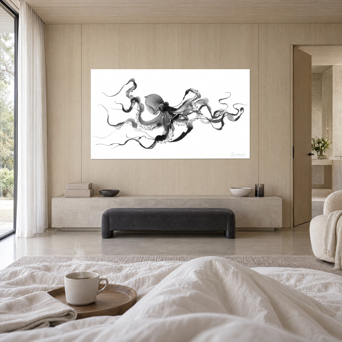 Cuadro molusco marino en tinta china, brazos tentaculares grises y negros sobre fondo blanco, manta marfil, encima de una cama en un dormitorio luminoso