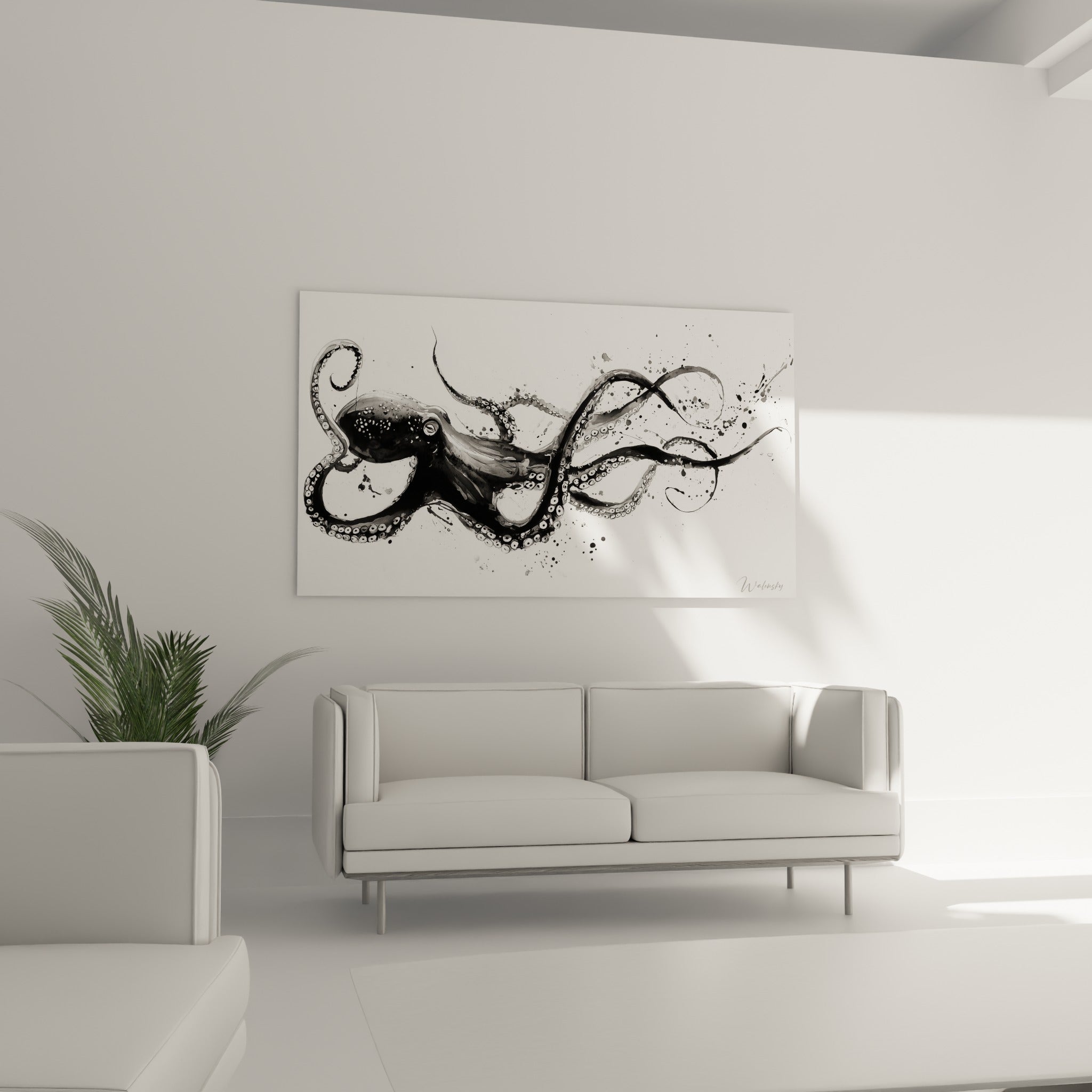 Tentacules noirs enroulés et projections d'encre grise accrochés au-dessus d'un canapé dans un salon lumineux