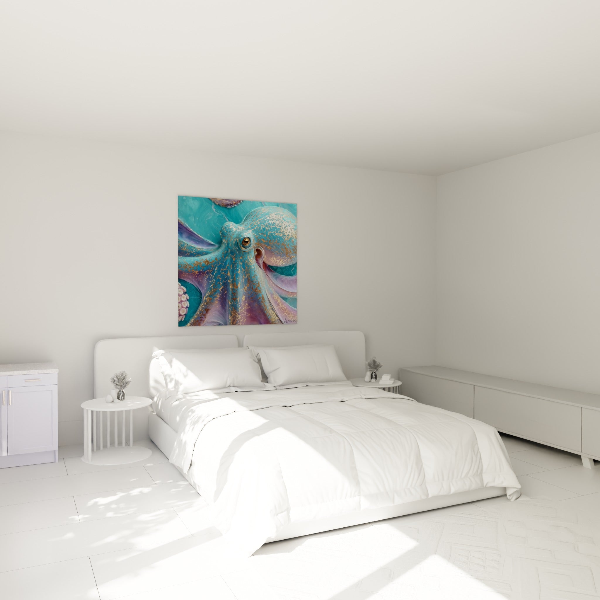 Créature marine turquoise et mauve à reflets dorés au-dessus d'un lit dans une chambre claire