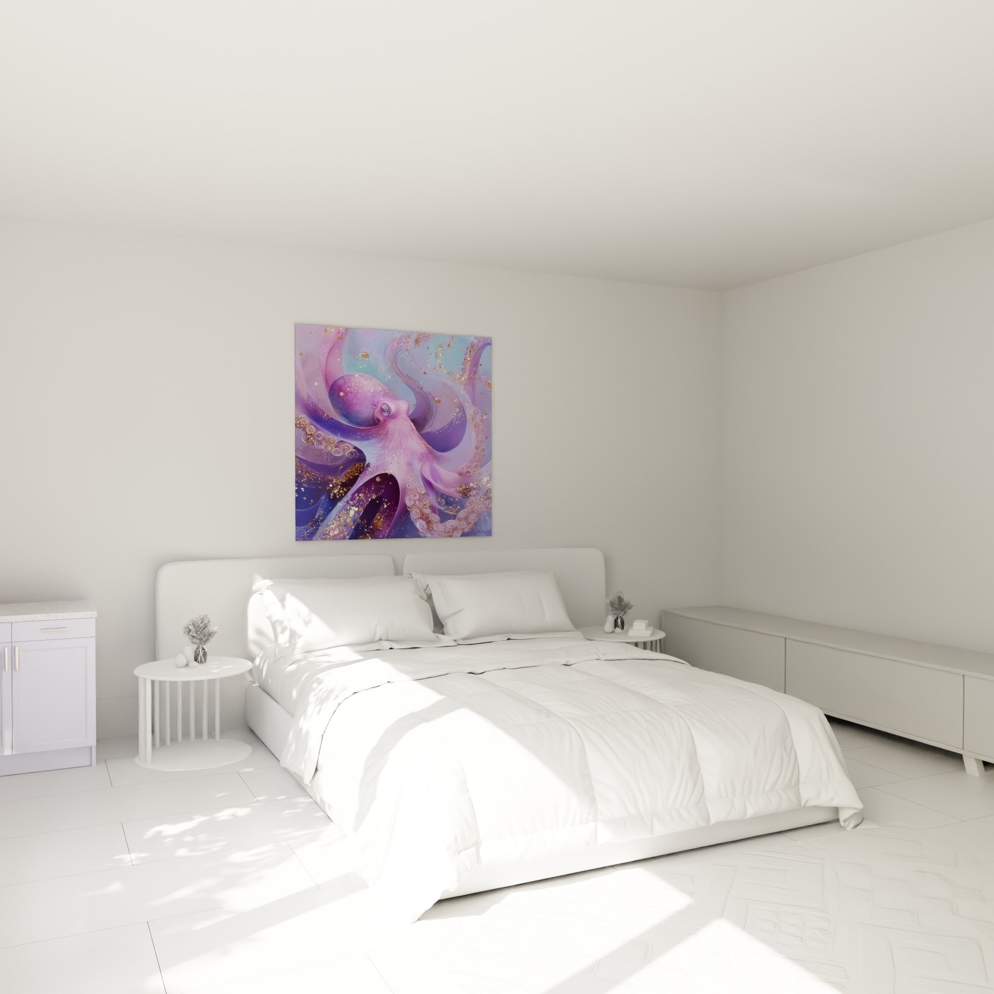 Créature marine violette et dorée, tentacules déployées, au-dessus d'un lit dans une chambre claire