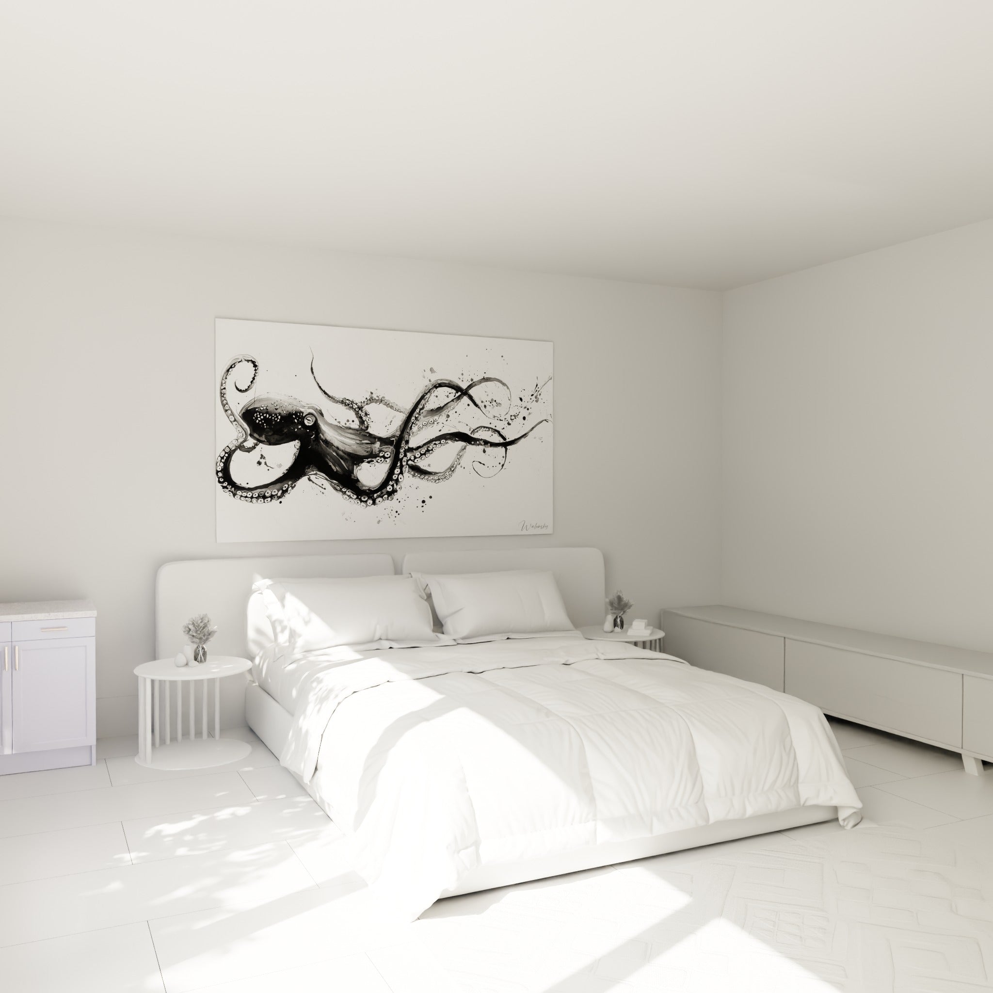 Créature marine noire aux ventouses détaillées accrochée au-dessus d'un lit dans une chambre claire