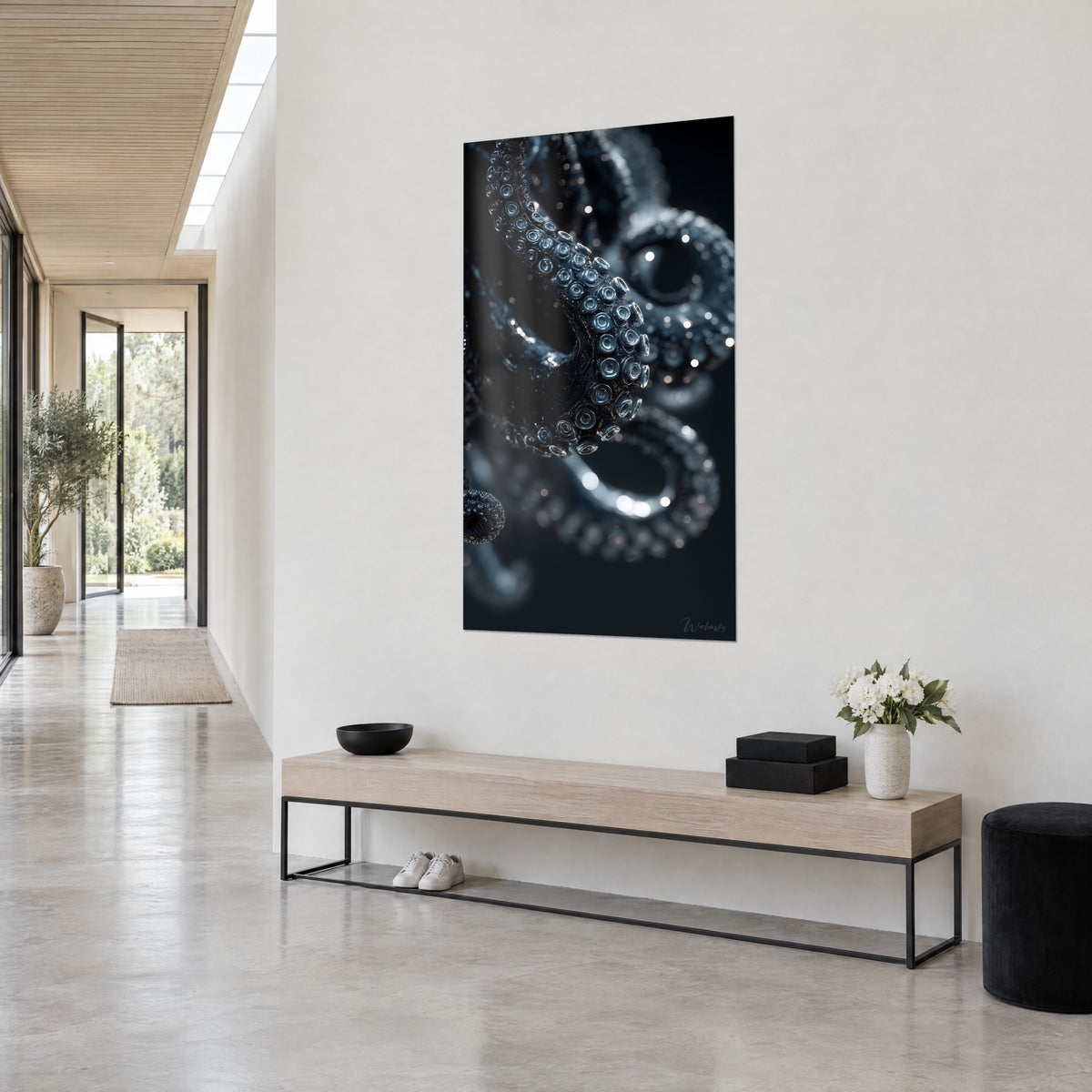 Schilderij donkere tentakel bezaaid met glinsterende zuignappen, antracietblauw en zwart, witte muur van een hal in drie-kwart zicht