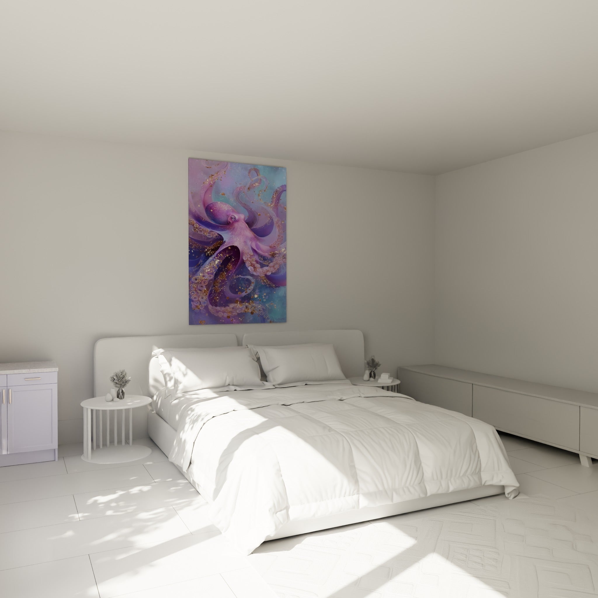 Créature marine mauve et dorée aux tentacules fluides, au-dessus d'un lit dans une chambre claire