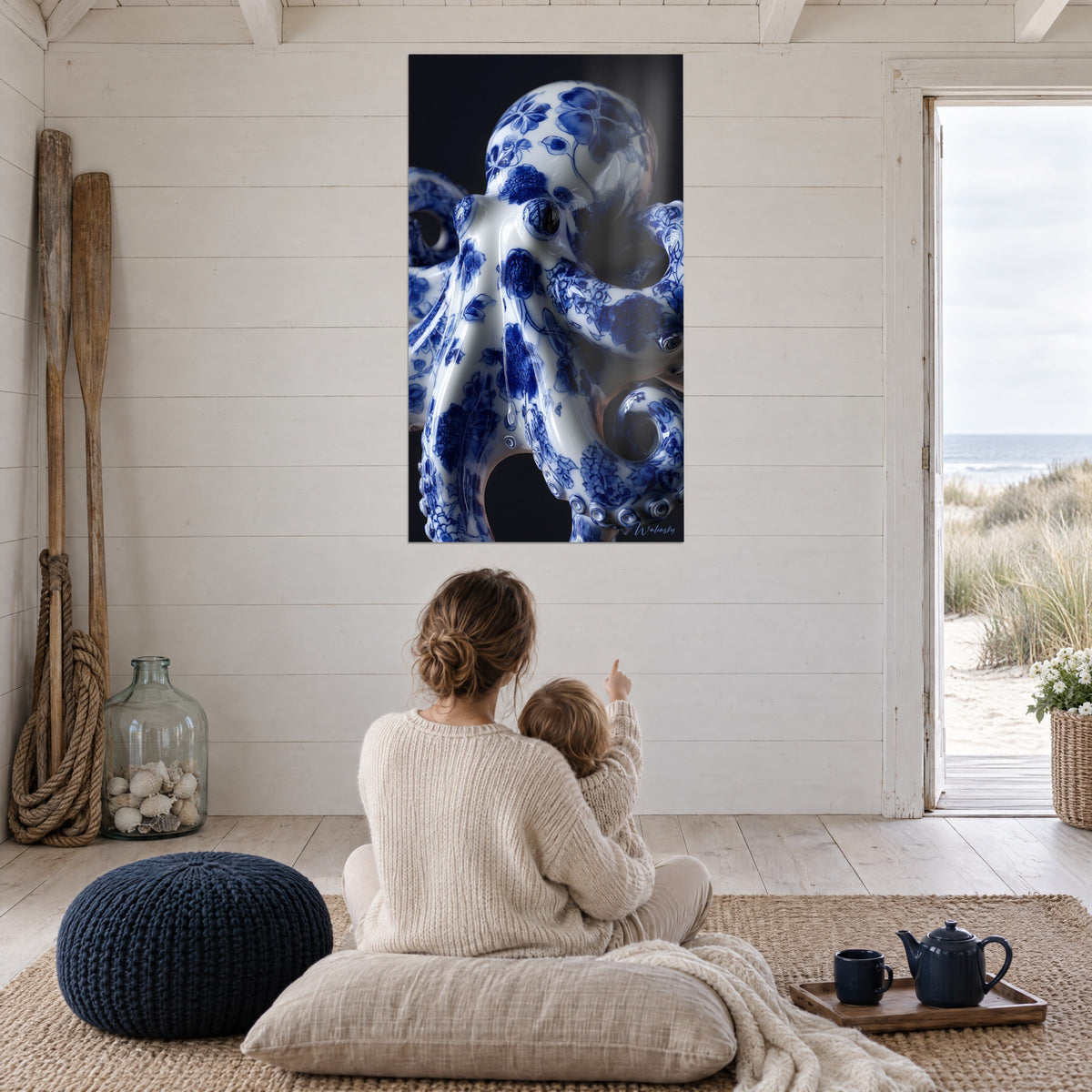 Gemälde Krake aus Porzellan mit saphirblauen Blüten auf glänzendem Weiß, Mutter und Baby von hinten, weißes Wohnzimmer mit Blick aufs Meer