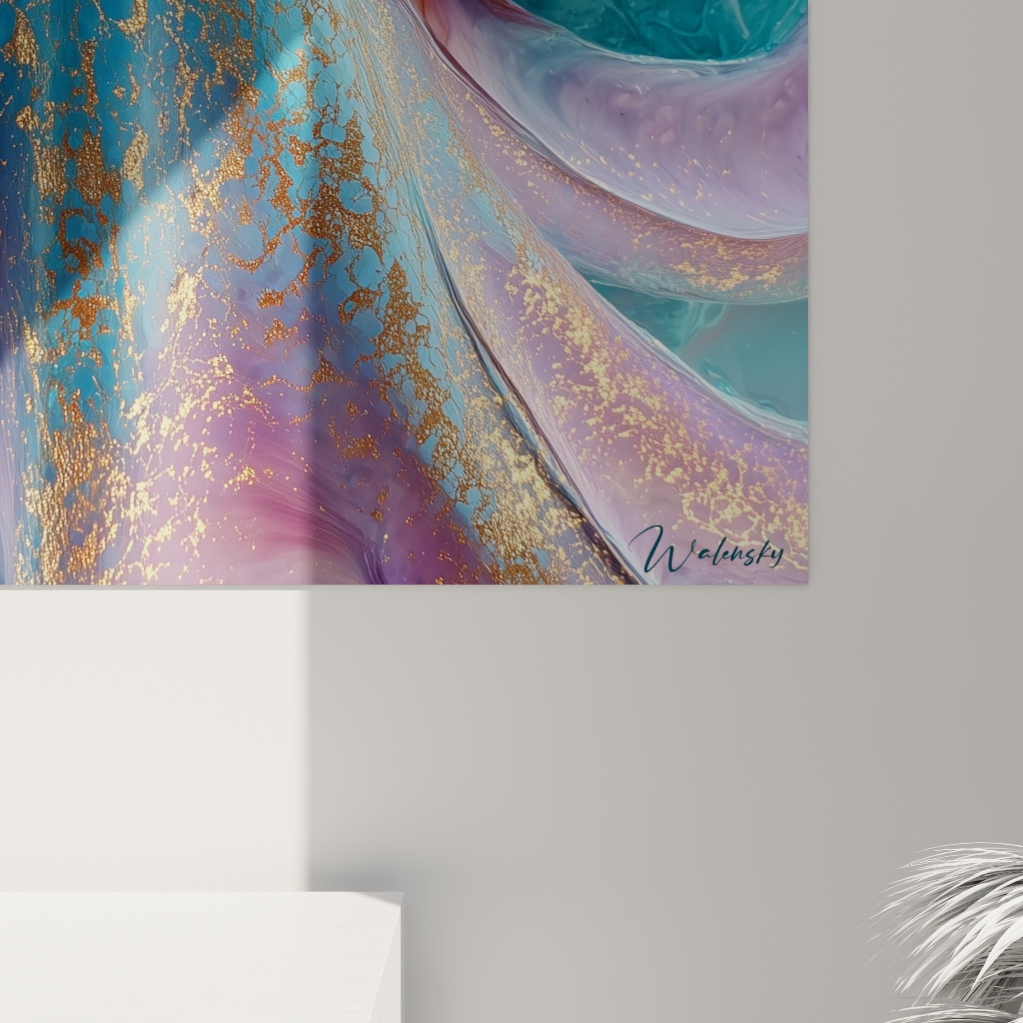 Empâtements dorés craquelés sur peau turquoise et mauve, texture nacrée visible de près sur la toile
