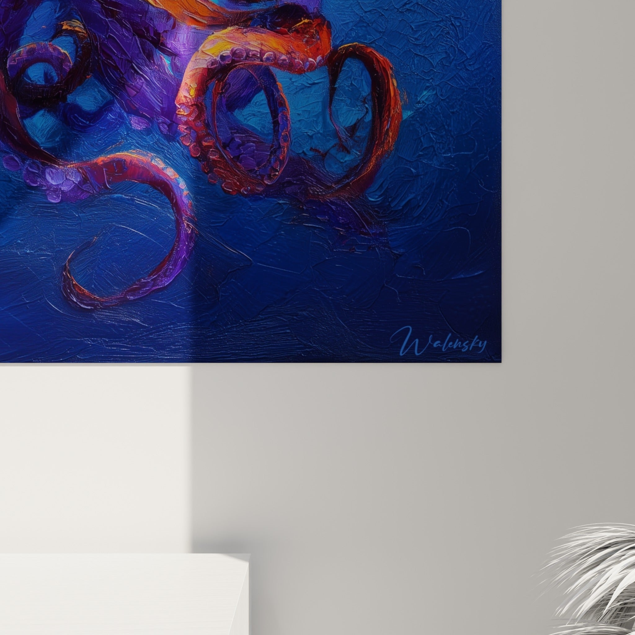 Matière épaisse et empâtée révélant les touches orange, violettes et bleu marine du poulpe peint