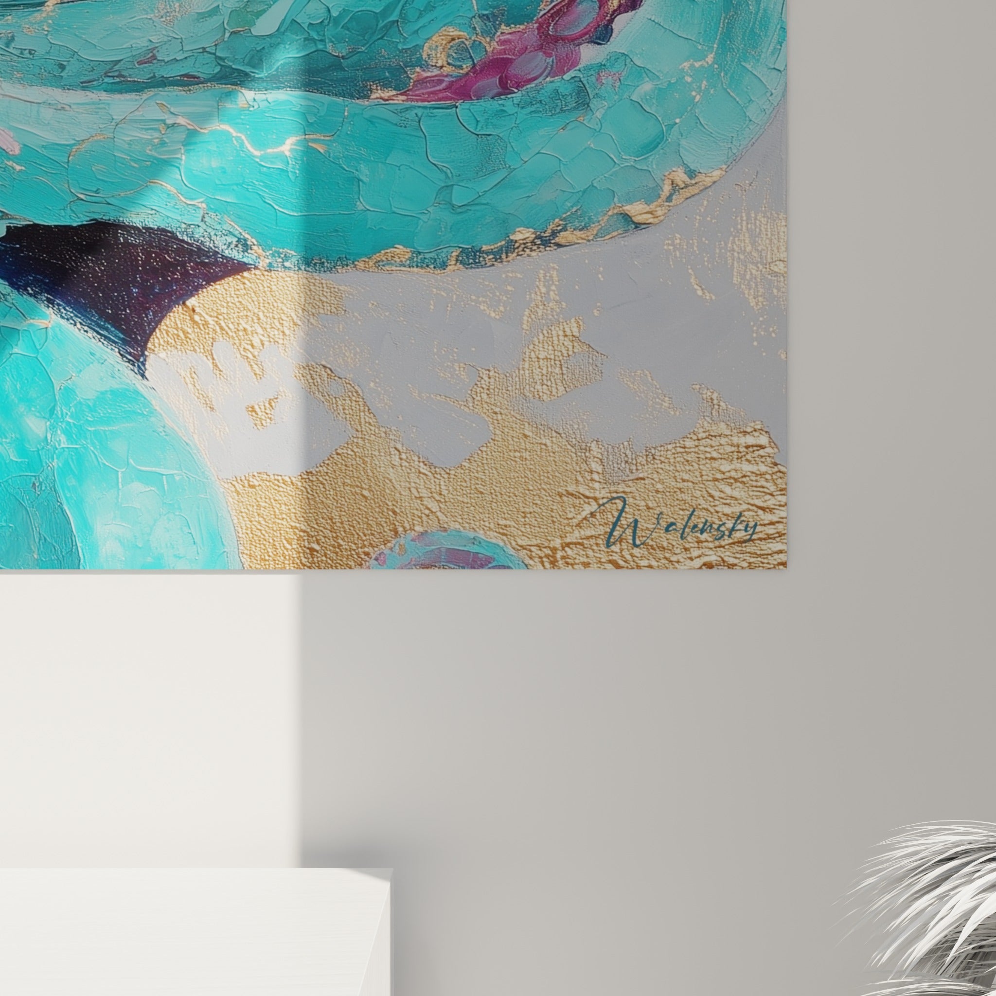 Détail des tentacules turquoise et roses du poulpe, empâtements épais et craquelures dorées visibles de près