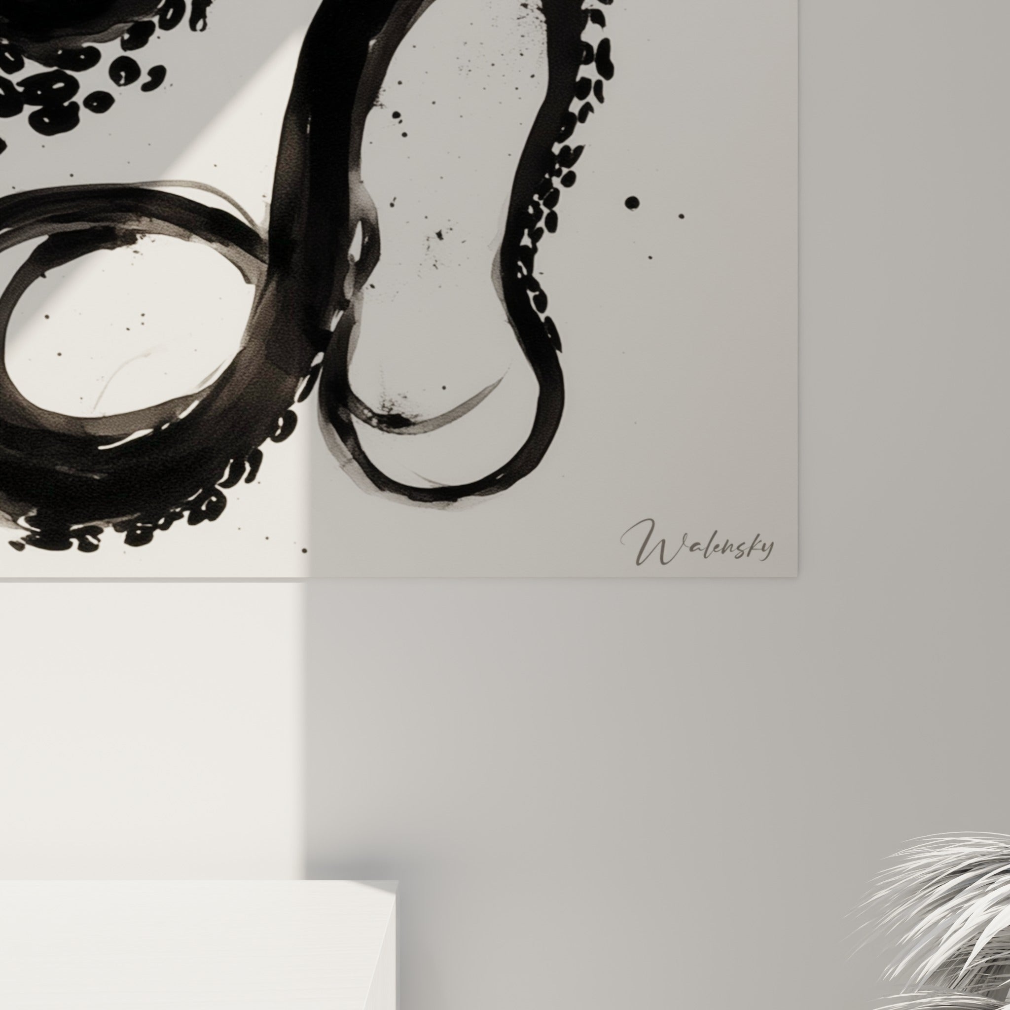 Empâtements d'encre noire et éclaboussures fines visibles sur les tentacules du poulpe, texture mate et grain apparent