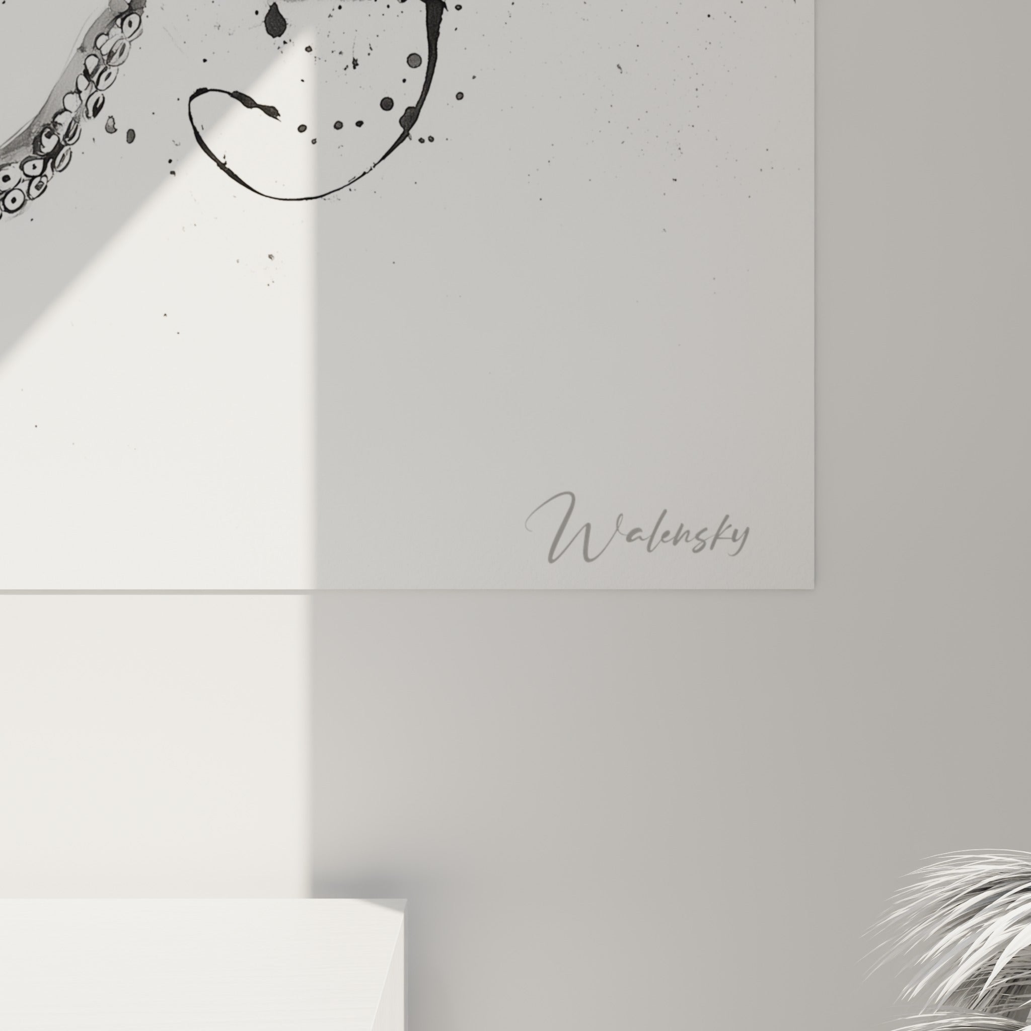 Grain de l'encre noire et coulures grises visibles sur la toile près des ventouses du poulpe