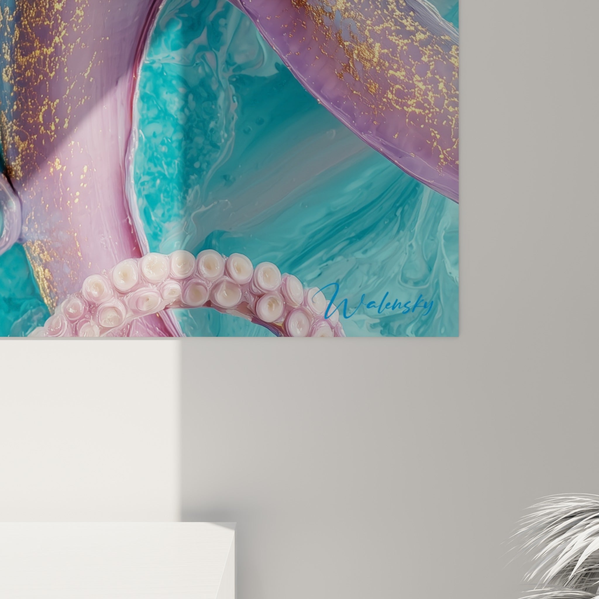 Grain doré et coulures marbrées du poulpe turquoise et rose pâle visibles en gros plan sur la toile.