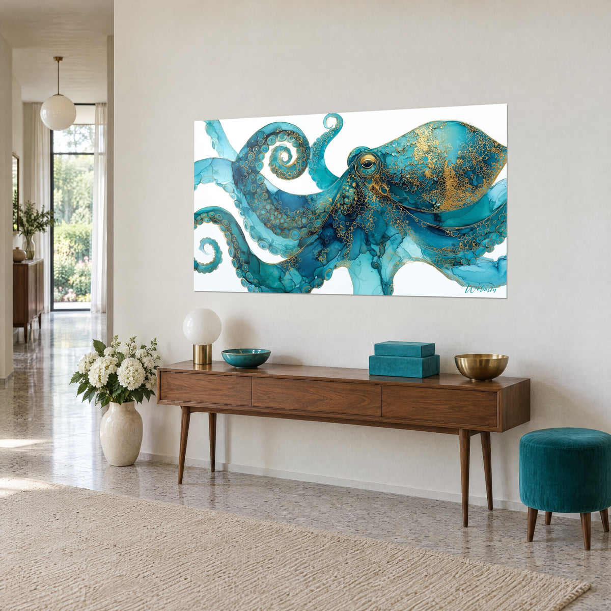 Quadro cefalopode blu anatra con riflessi dorati, occhio cerchiato d'oro e braccia arrotolate, visto di tre quarti su una parete crema