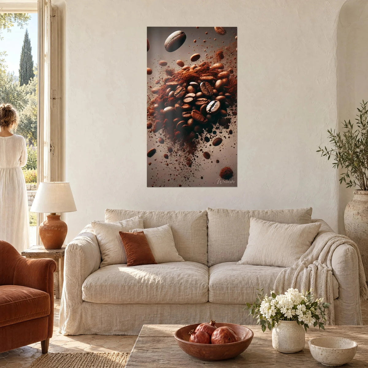 Tableau grains de café suspendus dans une explosion de poudre cuivrée, bruns et crème, au-dessus d'un canapé dans un salon lumineux