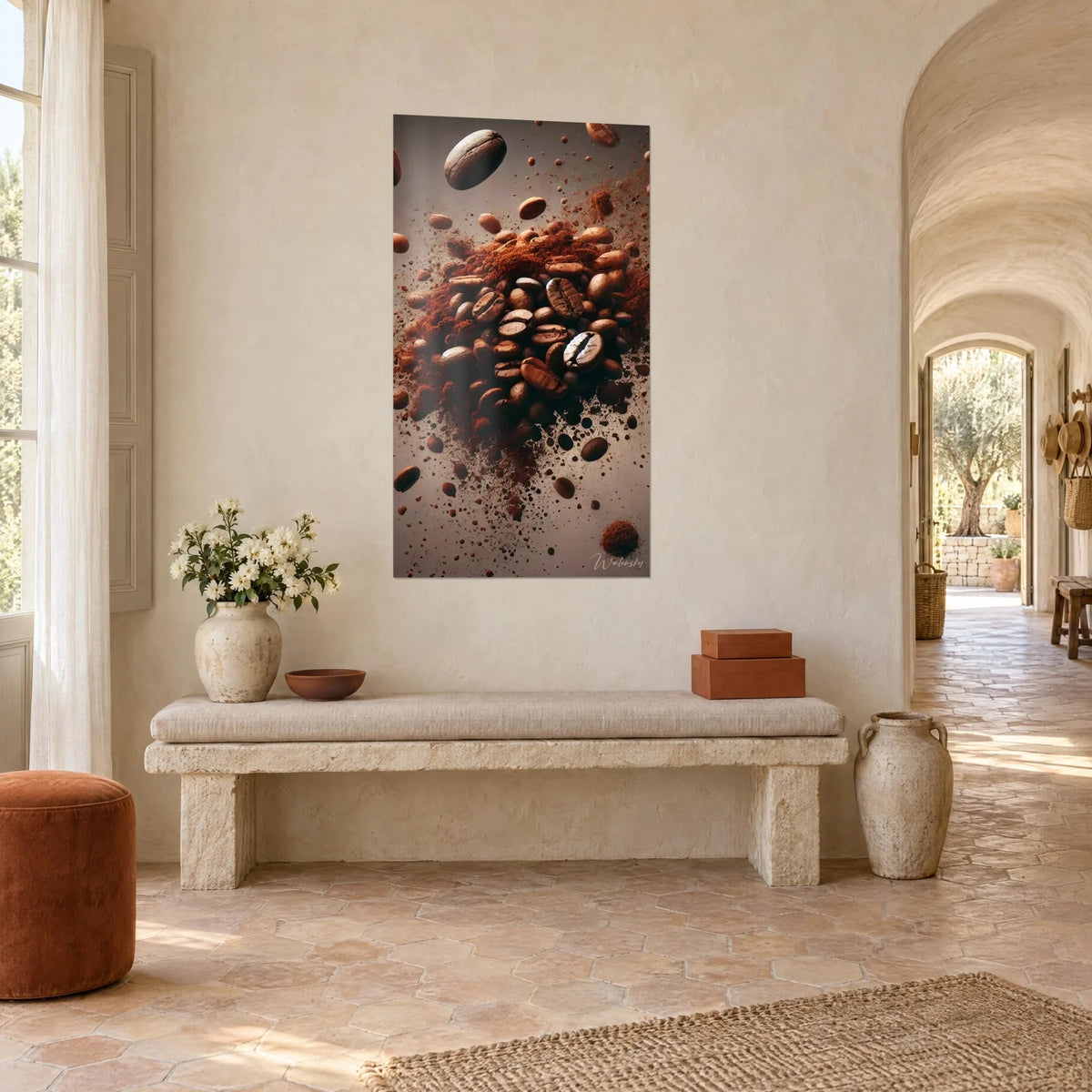 Tableau nuage de café moulu et fèves projetées, roux et taupe, accroché dans un couloir voûté du mas provençal