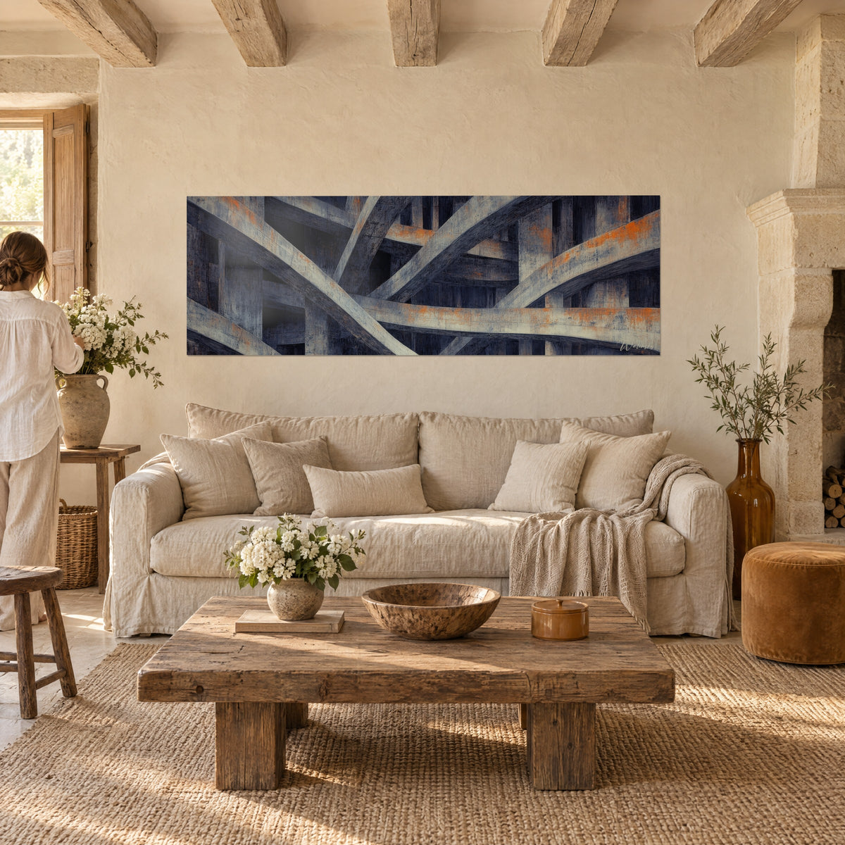 Gemälde mit gekreuzten Betonbalken in Grau und Orangerost, Panorama, über einem Sofa in einem hellen Wohnzimmer