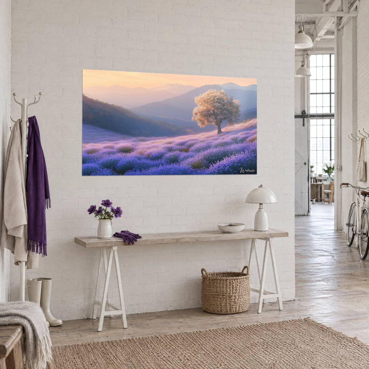 Tableau arbre solitaire en fleurs ambrées dominant des rangées lavande et bleutées, montagnes brumeuses, loft d'artiste