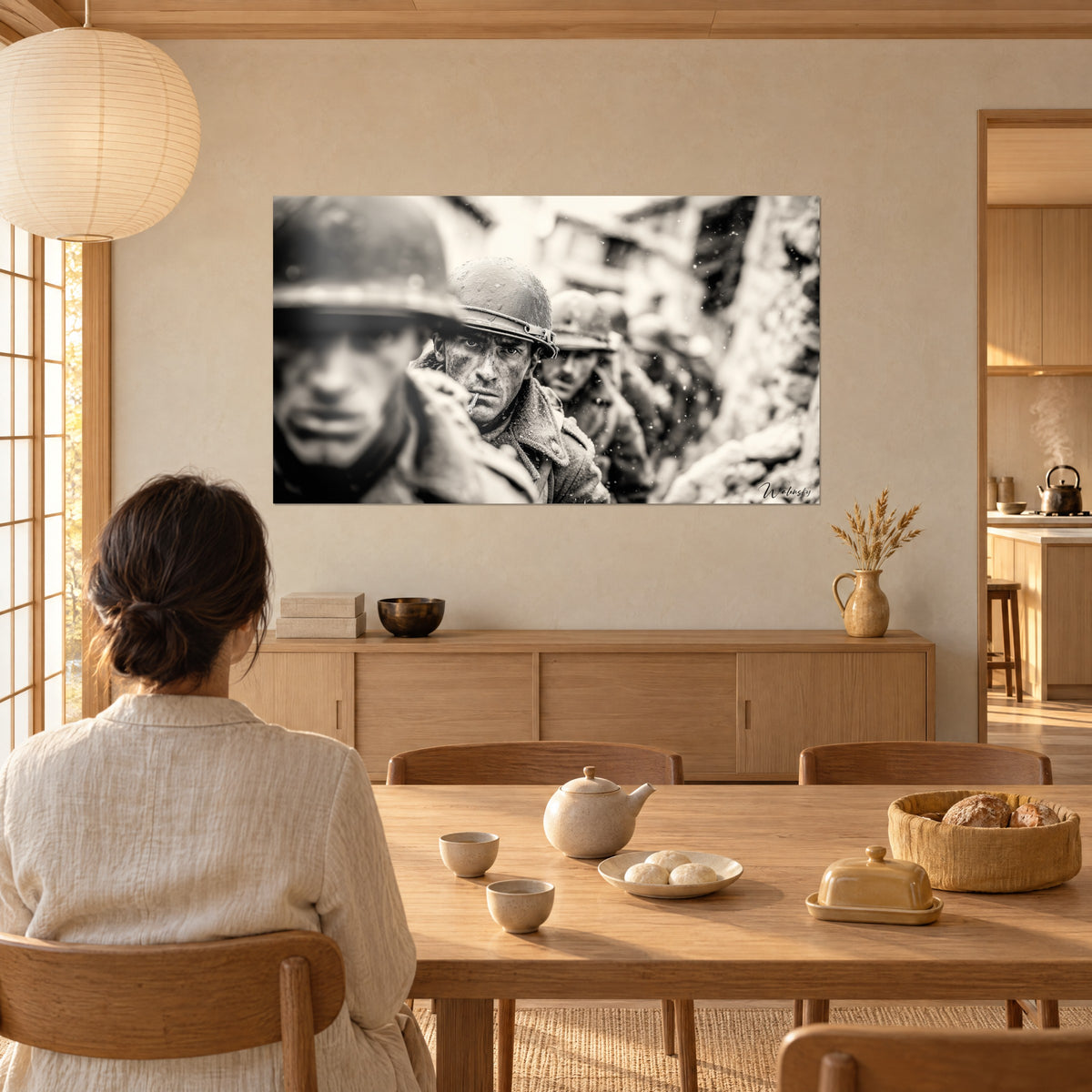 Cuadro guerrero de la Gran Guerra de mirada penetrante, abrigo de lana cubierto de escarcha, tonos sepia y crema, frente a dos personas de espaldas