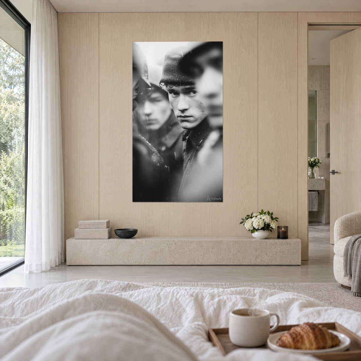 Cuadro de retrato de poilu en blanco y negro, mejillas manchadas y capote oscuro escarchado, colgado sobre una cama en un dormitorio luminoso