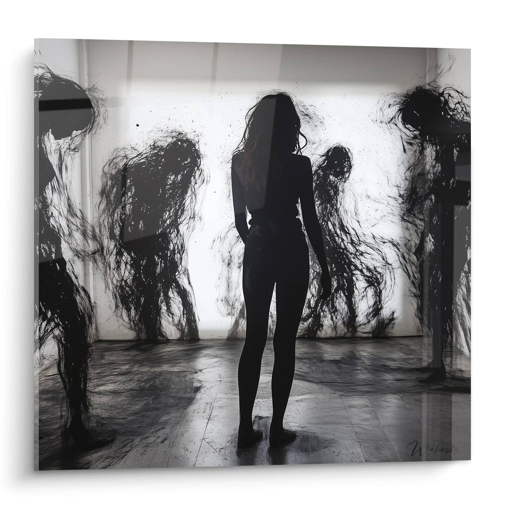 Tableau silhouette féminine sur fond blanc avec explosions d'encre noire, créant un contraste dramatique entre la forme humaine définie et les projections chaotiques environnantes sur un sol réfléchissant.
