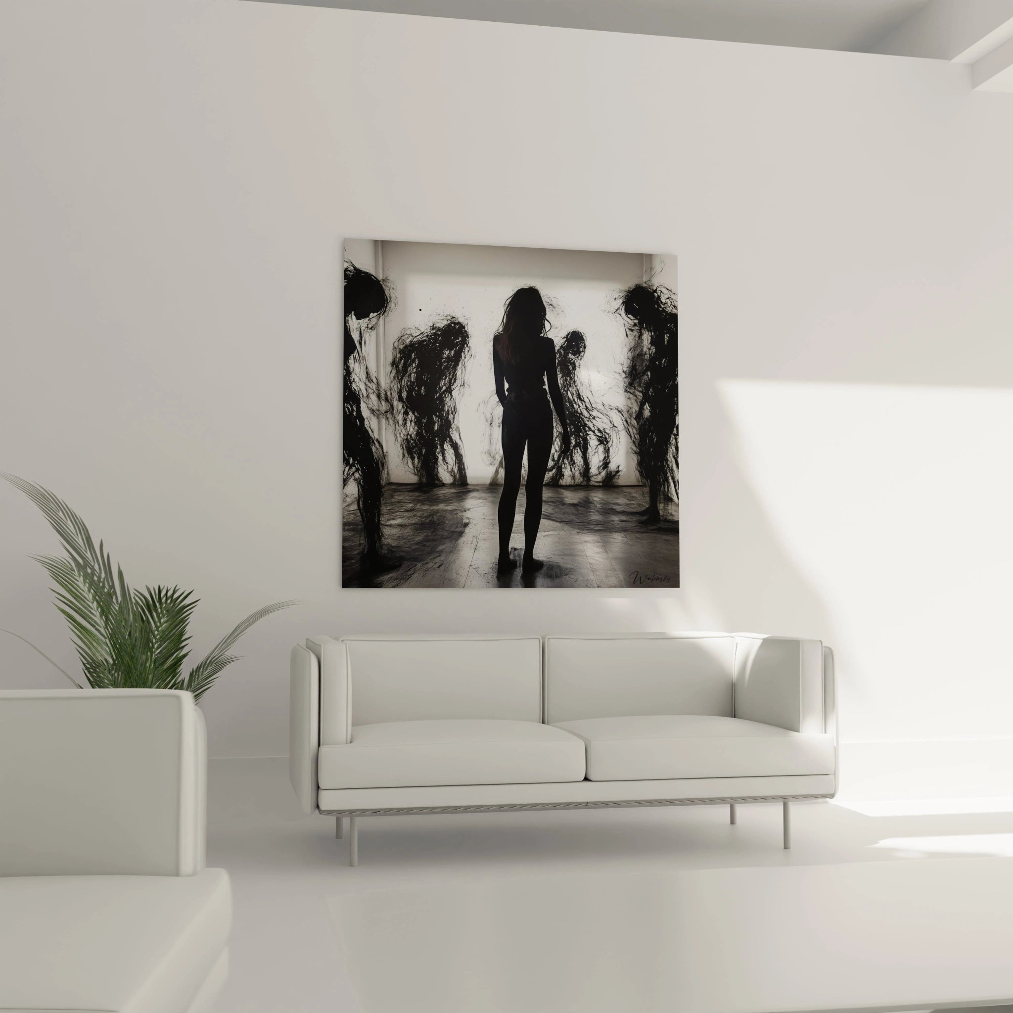 Tableau en noir et blanc représentant une figure féminine de dos face à des éclaboussures d'encre dynamiques qui semblent jaillir des murs, créant une atmosphère contemplative renforcée par le jeu d'ombres sur un plancher lustré.
