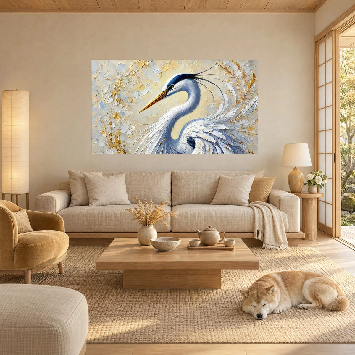 Gemälde Graureiher mit schwarzem Federschopf, goldenem Schnabel und schiefergrauem Gefieder auf cremefarbenem Hintergrund, über einem Sofa in einem hellen Wohnzimmer