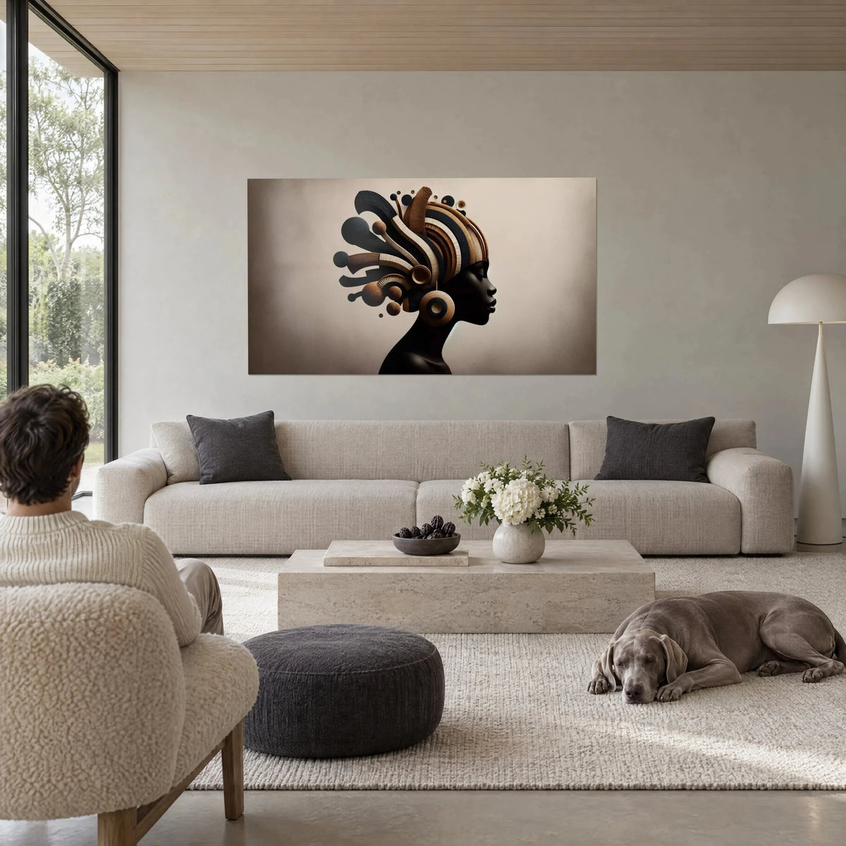 Gemälde Silhouette einer schwarzen Frau im Profil, Haarknoten aus braunen und cremefarbenen Voluten, beige, über einem Sofa in einem hellen Wohnzimmer