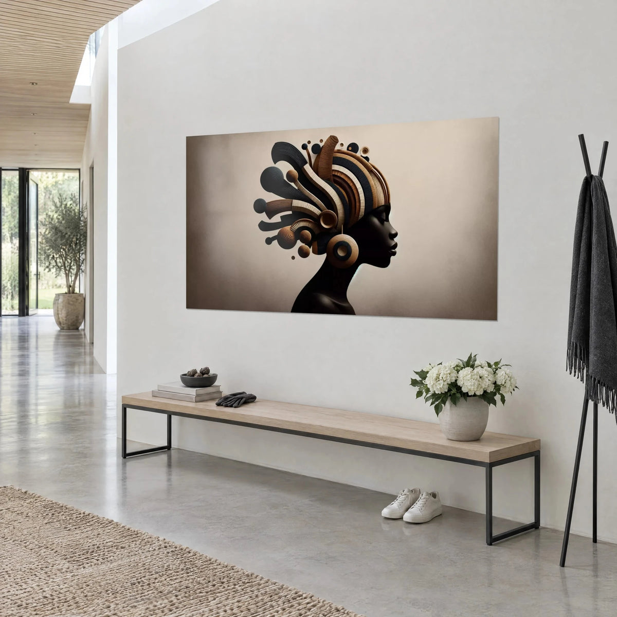 Gemälde Frau im Ebenholzprofil, skulpturaler Chignon aus karamellfarbenen und schwarzen Spiralen auf sandfarbenem Grund, weiße Wand eines Architektenhauses