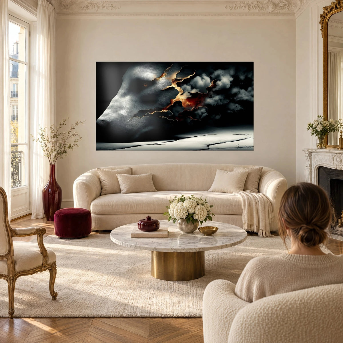 Tableau crâne de loup spectral gris et blanc, œil ambré, fissures de lave orangée, au-dessus d'un canapé dans un salon lumineux