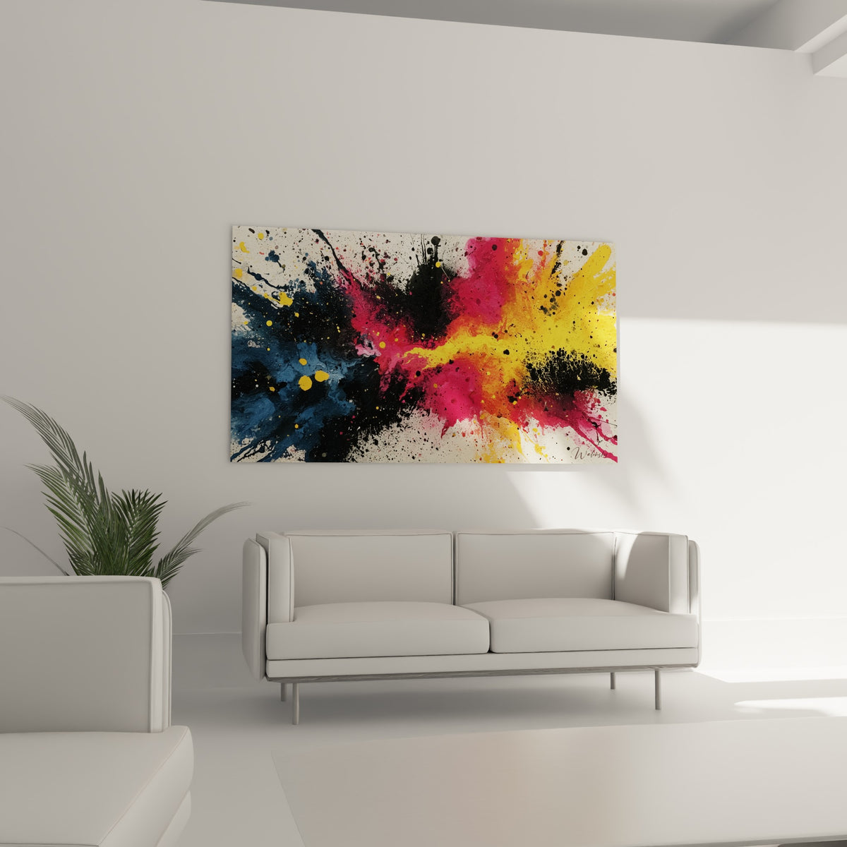 Éclats de rose fuchsia et de jaune traversant une toile noire et bleu marine au-dessus d'un canapé dans un salon lumineux