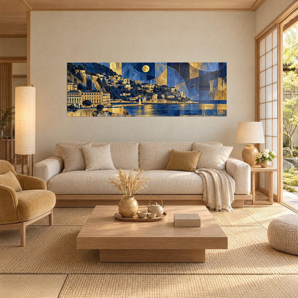 Schilderij Middellandse-Zeebaai bij maanlicht, marineblauw en goud, villa's terrasgewijs op de heuvel, boven een bank in een lichte woonkamer