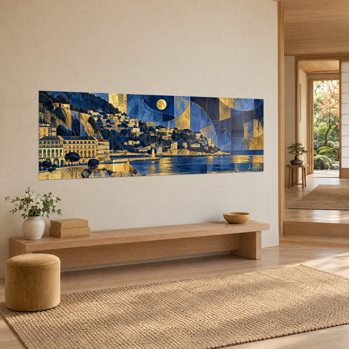 Schilderij geometrisch kustpanorama, gouden volle maan en nachtblauw water met goude strepen, driekwart aanzicht aan een beige muur