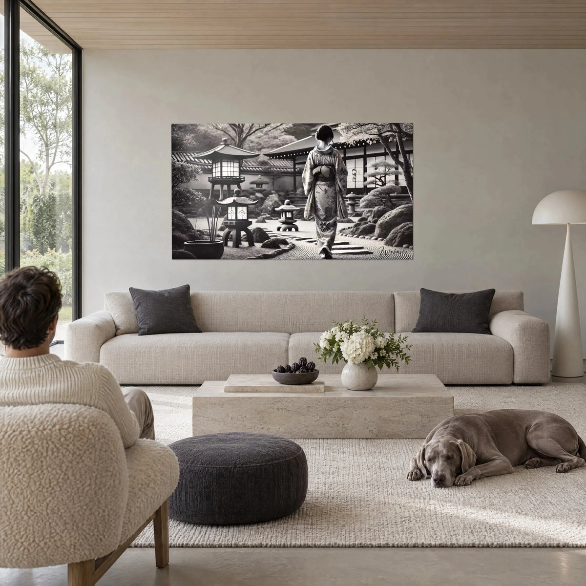 Quadro giardino giapponese in bianco e nero, donna in kimono grigio perla e lanterne di pietra, sopra un divano in un soggiorno luminoso