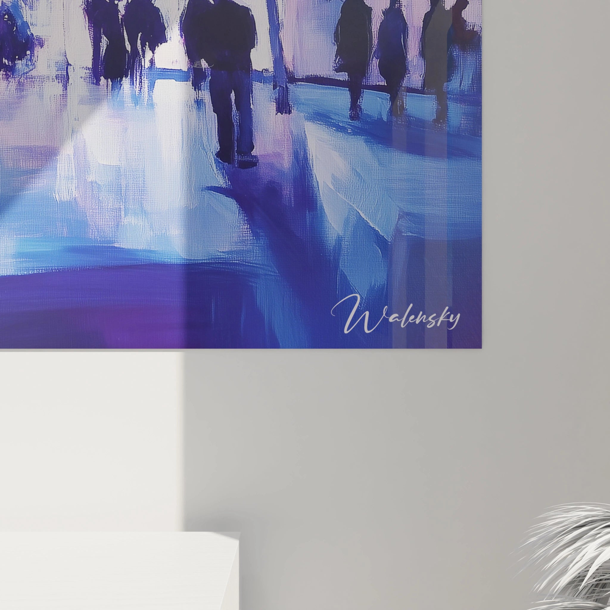 Un tableau paysage nocturne illustrant une avenue avec des figures humaines en silhouette, dominé par des nuances de violet et bleu électrique, où des arbres illuminés créent des points focaux éclatants dans une composition atmosphérique aux textures vibrantes.
