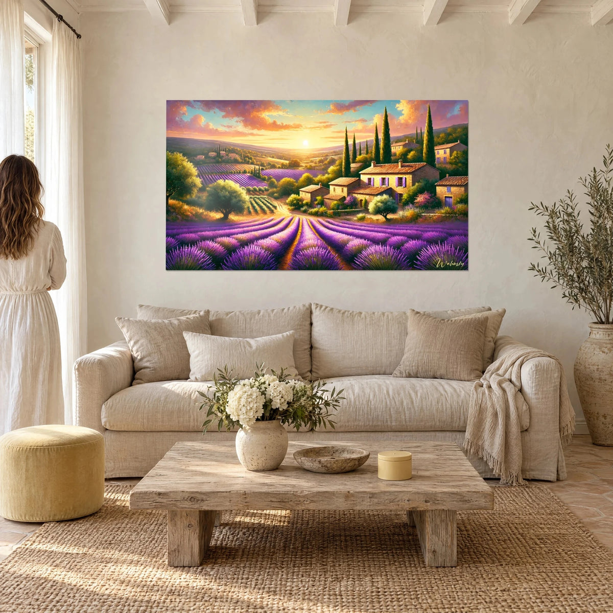 Tableau champs de lavande violette au coucher de soleil, mas de pierre ocre, femme de dos, au-dessus d'un canapé dans un salon lumineux
