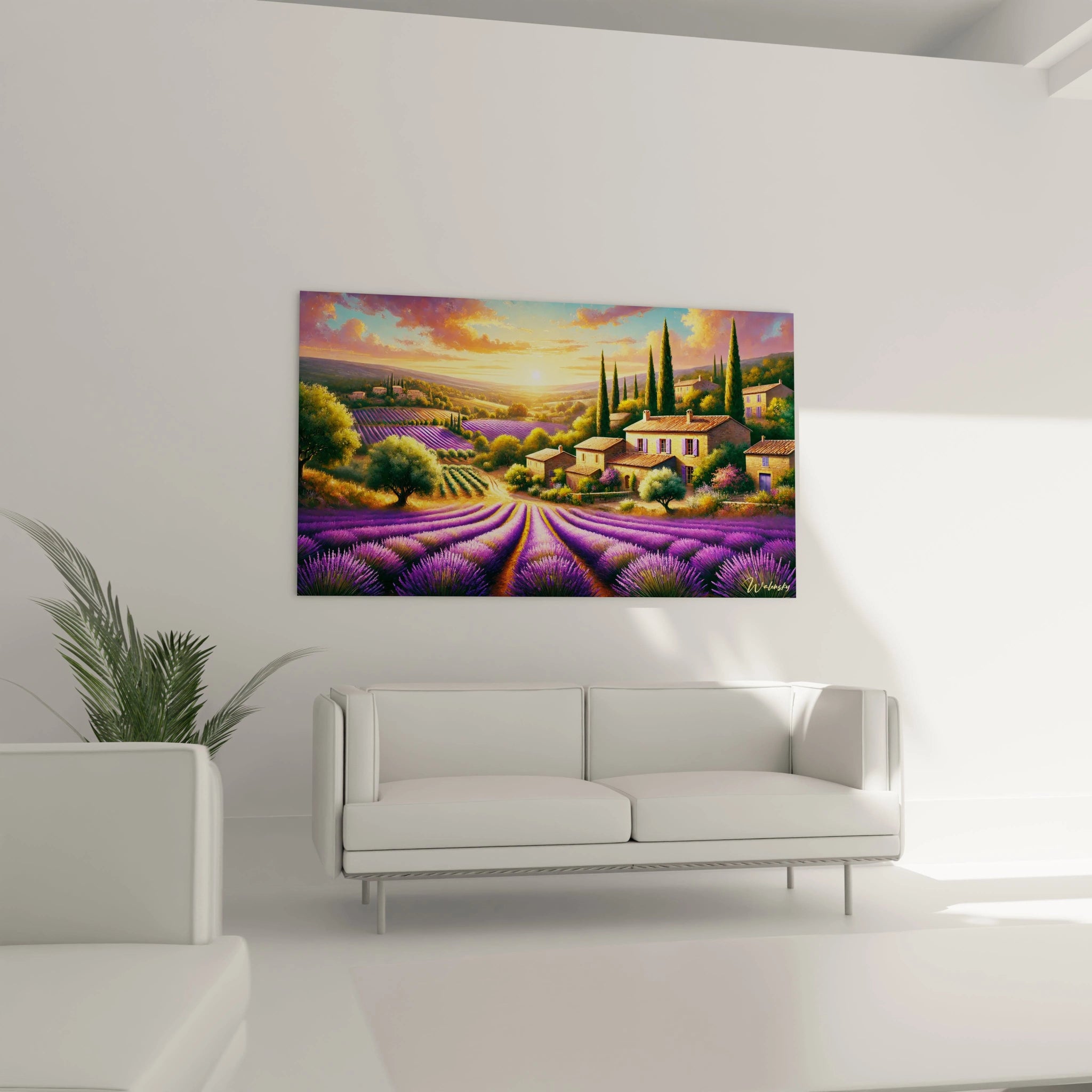 tableau France dans un salon au-dessus d’un canapé champs ondulants de lavande lumière provençale et maisons rustiques couleurs vives parfaites pour une déco chaleureuse et accueillante

