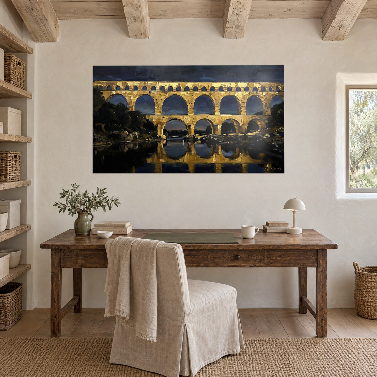 Πίνακας Pont du Gard τη νύχτα, φωτισμένες χρυσές πέτρες σε φόντο βαθύ μπλε, απέναντι από ξύλινο γραφείο σε θολωτό χώρο
