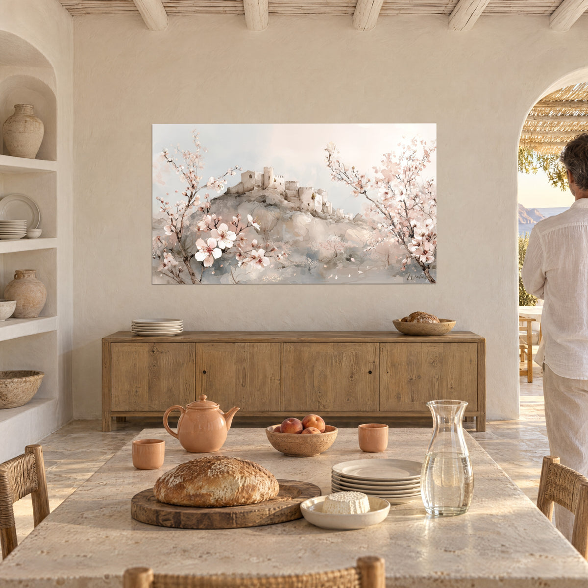 Gemälde Aquarell ockerfarbener Stadtmauern auf einem Hügel, hellrosa blühende Zweige und perlgraue Töne, über einem Holzbuffet in einem Esszimmer
