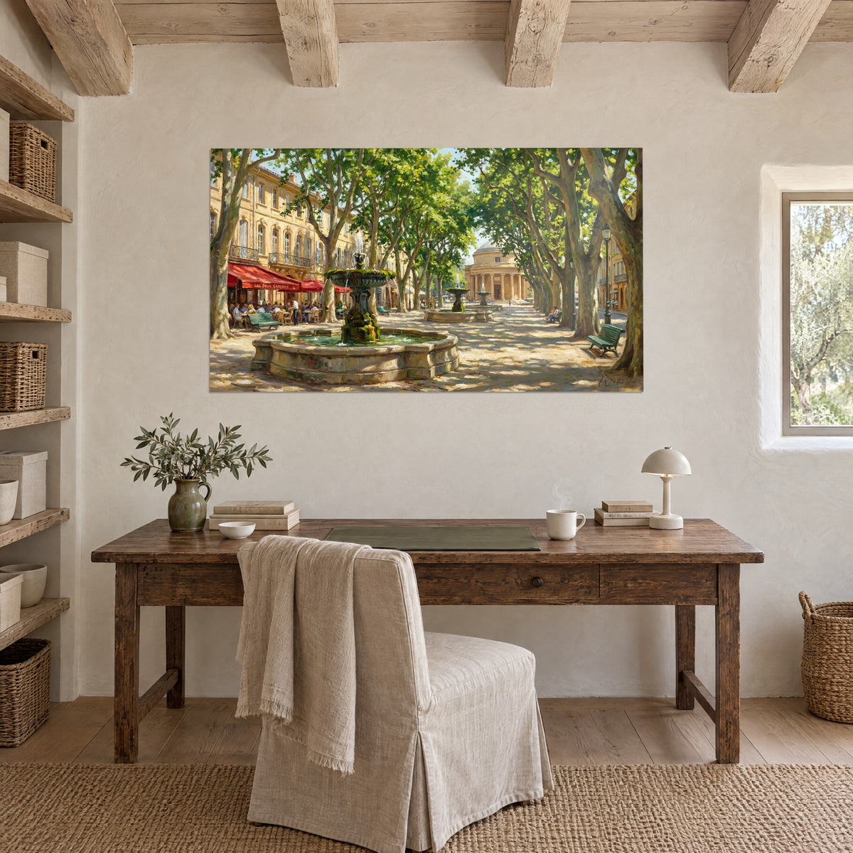 Tableau cours provençal aux vieux platanes, vasque verdie de mousse et bancs verts, accroché au mur blanc d'un bureau en bois près d'une fenêtre