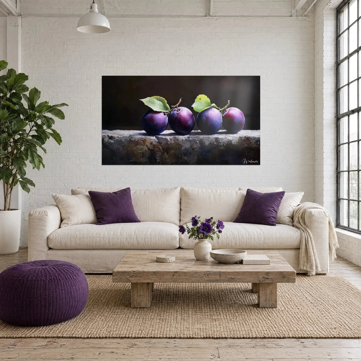 Gemälde vier violette Pflaumen mit grünen Blättern auf einer grauen Steinmauer, über einem Sofa in einem hellen Wohnzimmer