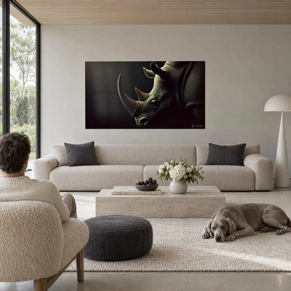 Tableau rhinocéros en gros plan, cornes brunes et peau grise sur fond noir, au-dessus d'un canapé dans un salon lumineux