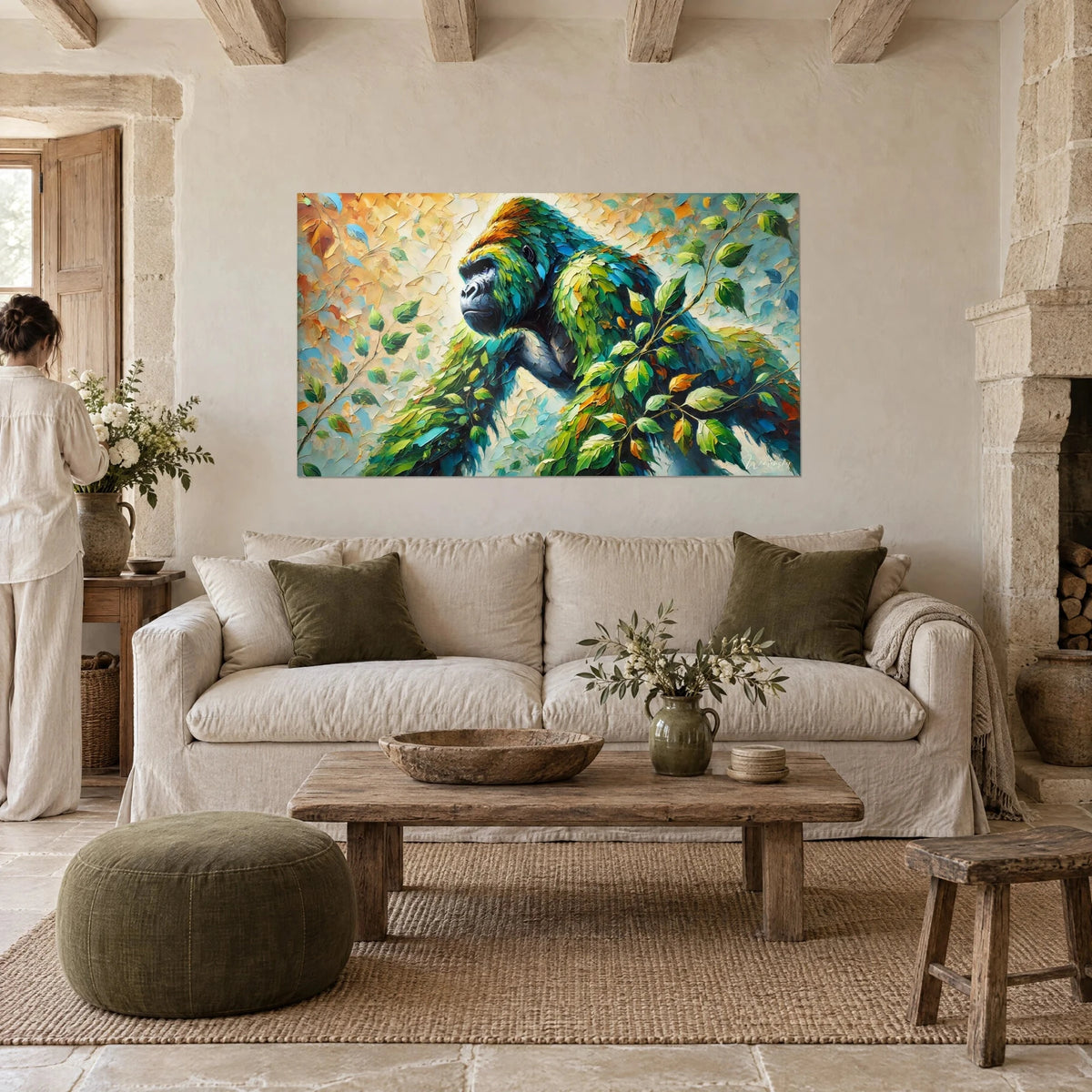 Quadro di gorilla in pennellate a spatola verdi e turchesi, cresta arancione, rami fogliosi, appeso sopra un divano in un soggiorno luminoso