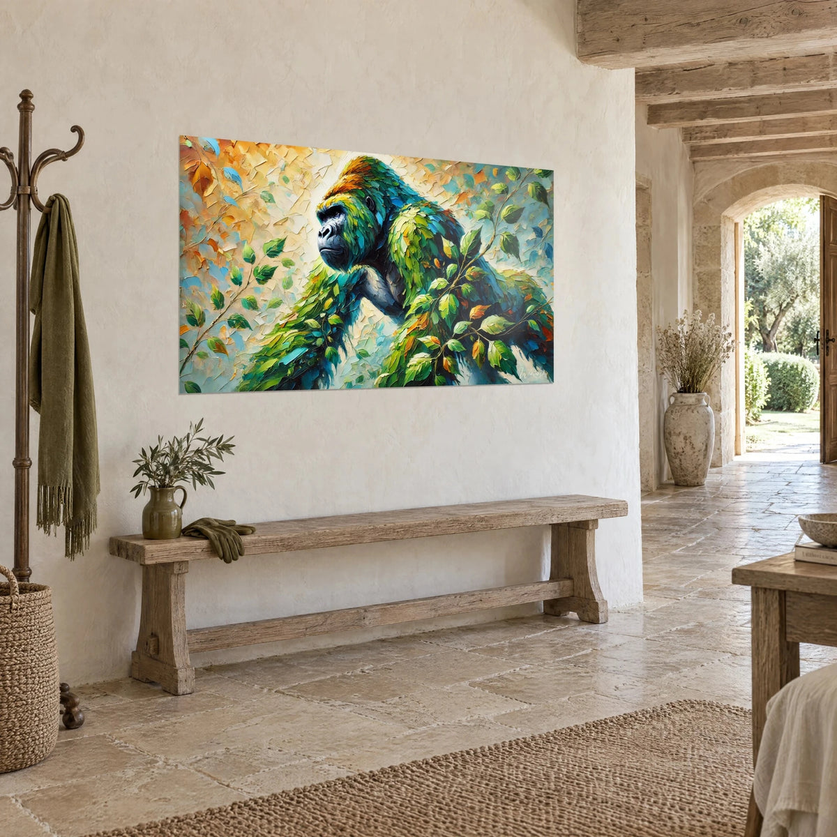 Quadro di primate argentato con piumaggio di foglie verdi e ambrate, sfondo giallo chiaro testurizzato, su una parete in intonaco di pietra, vista di tre quarti