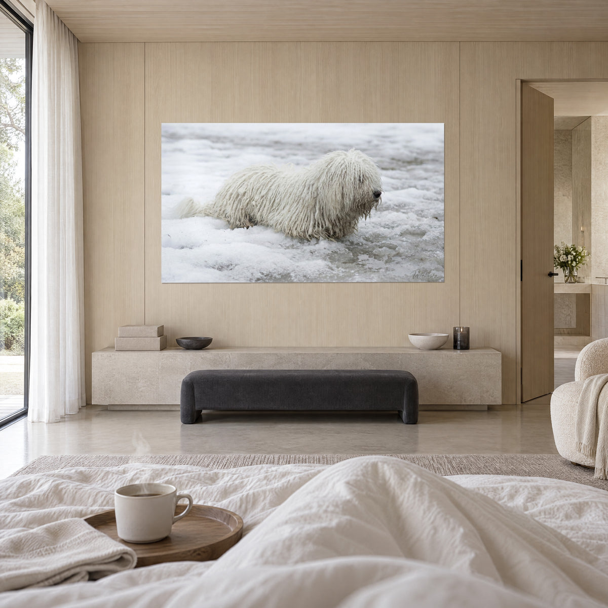 Quadro di un pastore ungherese dal pelo avorio a dreadlocks sul ghiaccio grigio, cornice sobria, sopra un letto in una camera luminosa