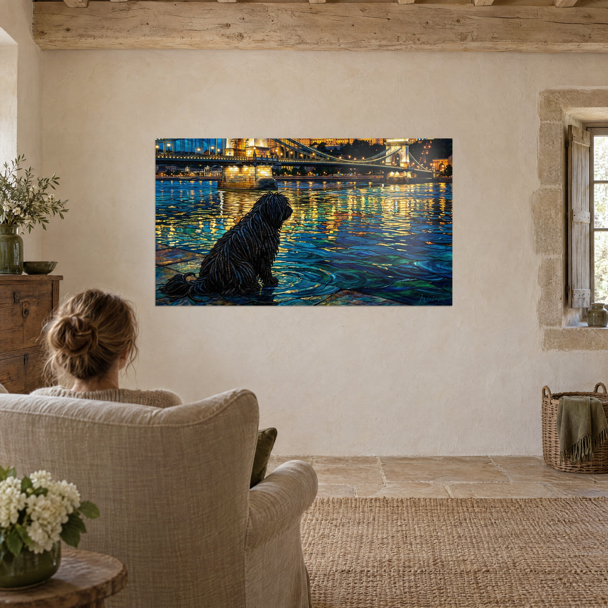 Cuadro de un Puli oscuro admirando el río centelleante en azul noche y oro, fachada de palacio iluminada, salón de paredes encaladas