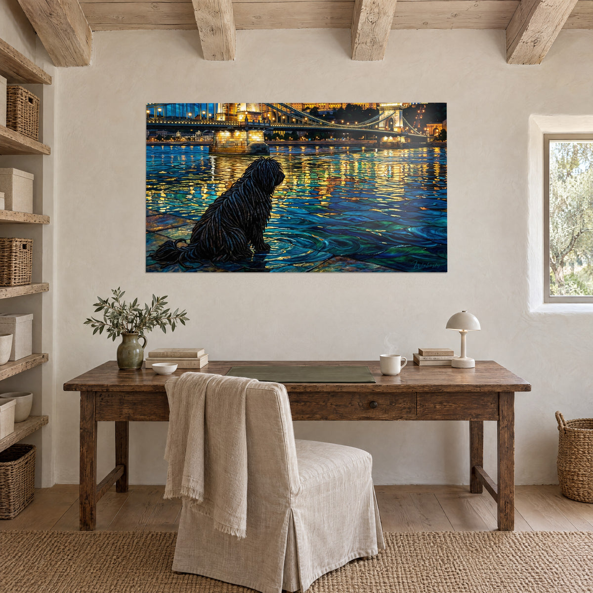 Cuadro de un perro de dreadlocks negros sentado sobre las losas, agua de mosaico azul y verde, puente iluminado, escritorio de madera rústica