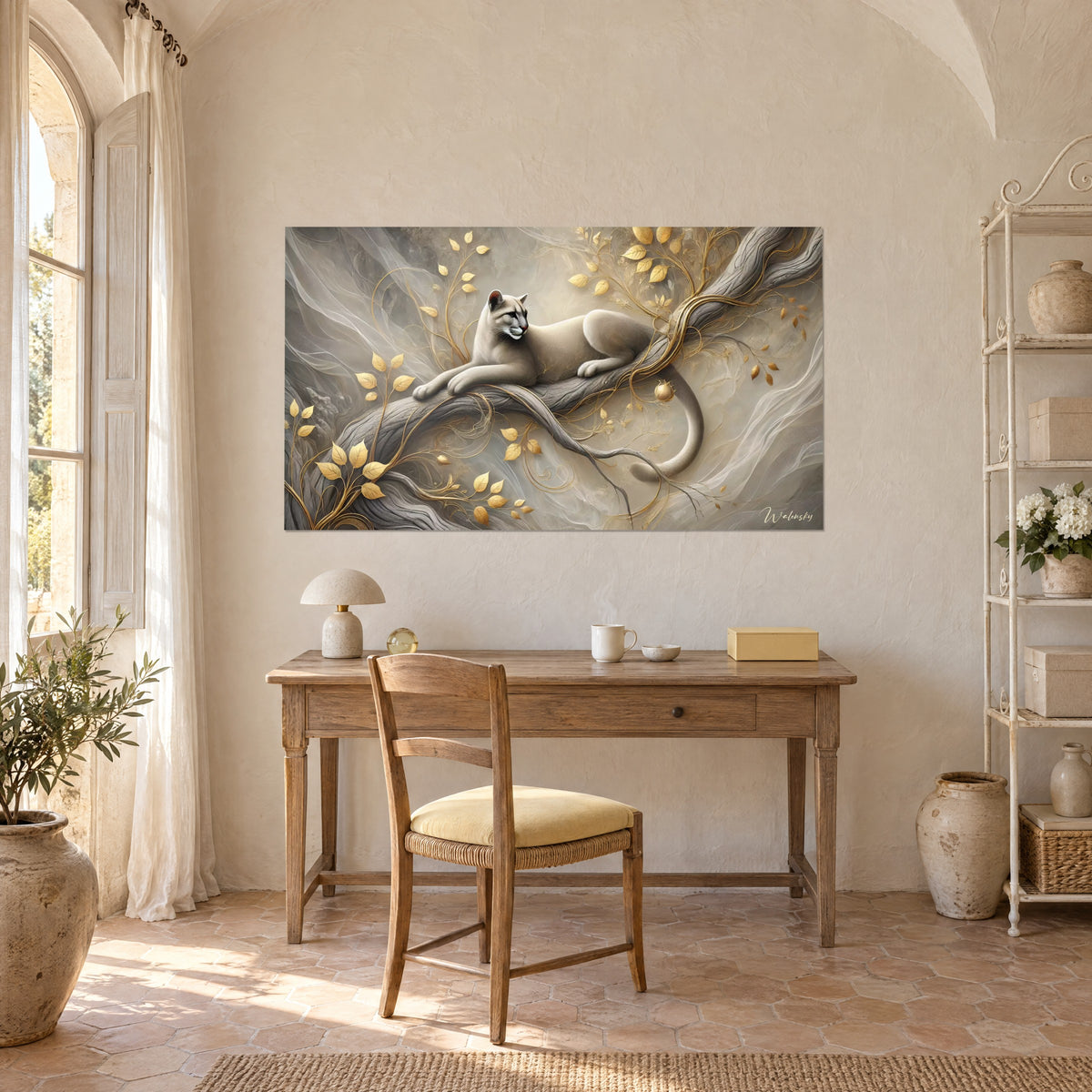 Schilderij van een bergpanter met gekruiste poten, gouden takken op een parelmoergrijze achtergrond, kalkmuur van een houten werkkamer