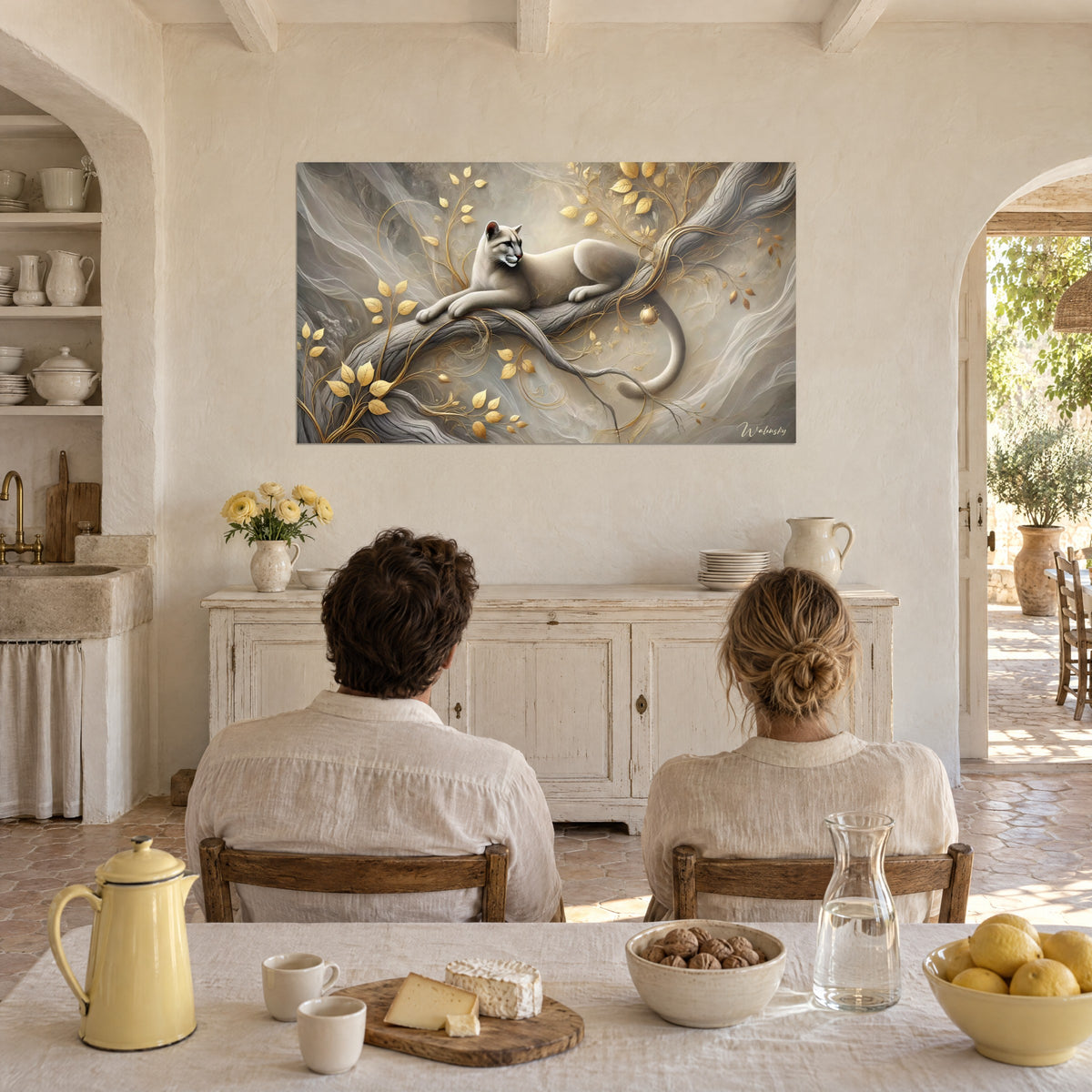 Schilderij van een zilverkleurige poema die vanuit zijn boom naar de horizon staart, gouden bladeren en beige achtergrond, gezien door een stel aan tafel