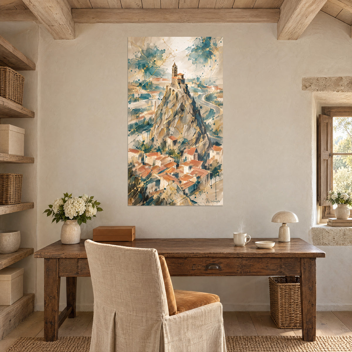 Quadro Le Puy-en-Velay ad acquerello, roccia slanciata coronata da una cappella, ocra e blu petrolio, sopra una scrivania in legno